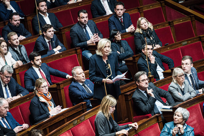 Paris, France le 5 decembre 2023 - Séance des Questions au gouvernement, à l’Assemblée nationale, du 5 décembre.La présidente du groupe RN, Marine Le Pen, prend la parole au sujet de l’attentat terroriste à Paris.