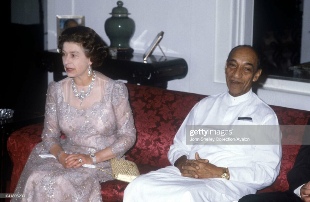 Queen Elizabeth II, Sri Lanka, Sri Lanka President Junius Richard Jayewardene, Queen's dress designed by Sir Hardy Amies, 22nd October 1981. (Photo by John Shelley Collection/Avalon/Getty Images)